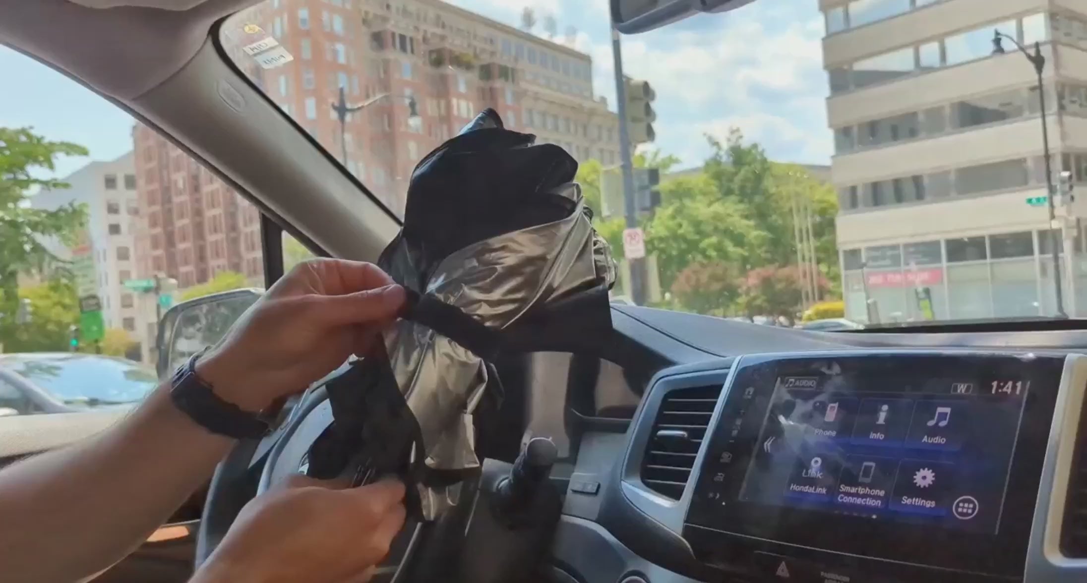 SonnenWächter - Auto-Sonnenschirm für die Windschutzscheibe